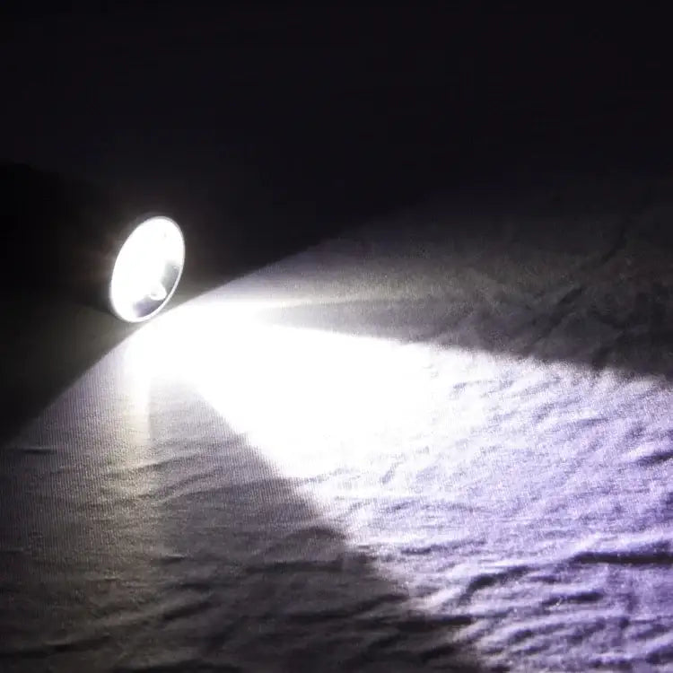 Cree Q5 LED ficklampa med justerbar zoom, stark & kraftig. Bästa led ficklampan att köpa.