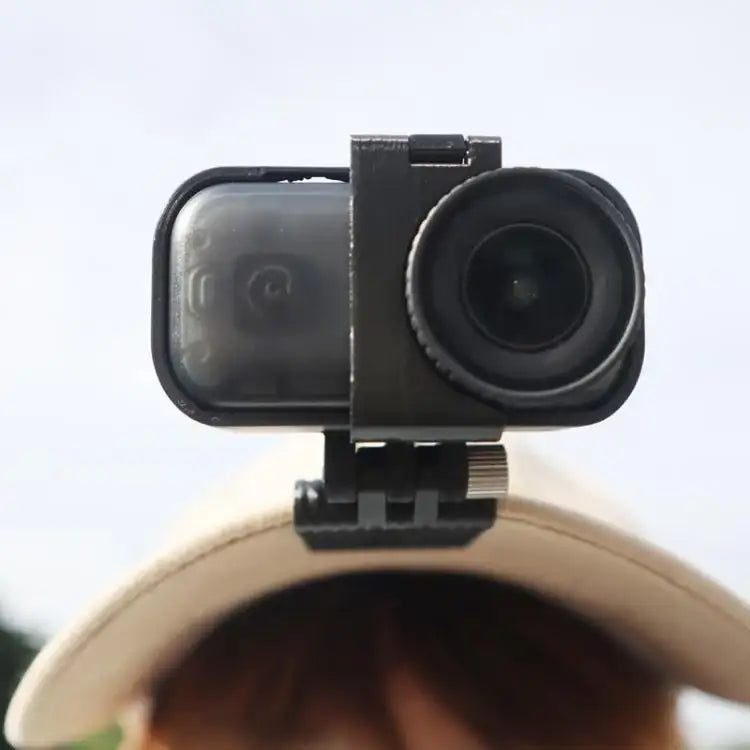 Hattfäste för actionkamera, DJI Osmo Nano. Svart, klämmas fast på hattbrättet.