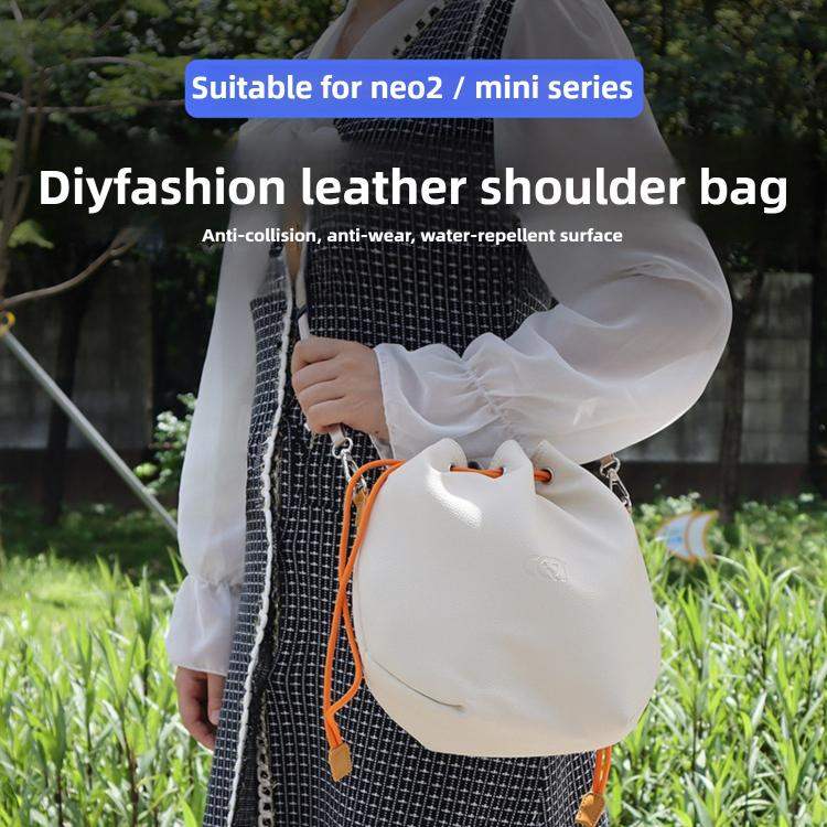 DJI Mini 2 Crossbodyväska, grå, skyddar drönare med tillbehör, justerbar rem, kompakt design.